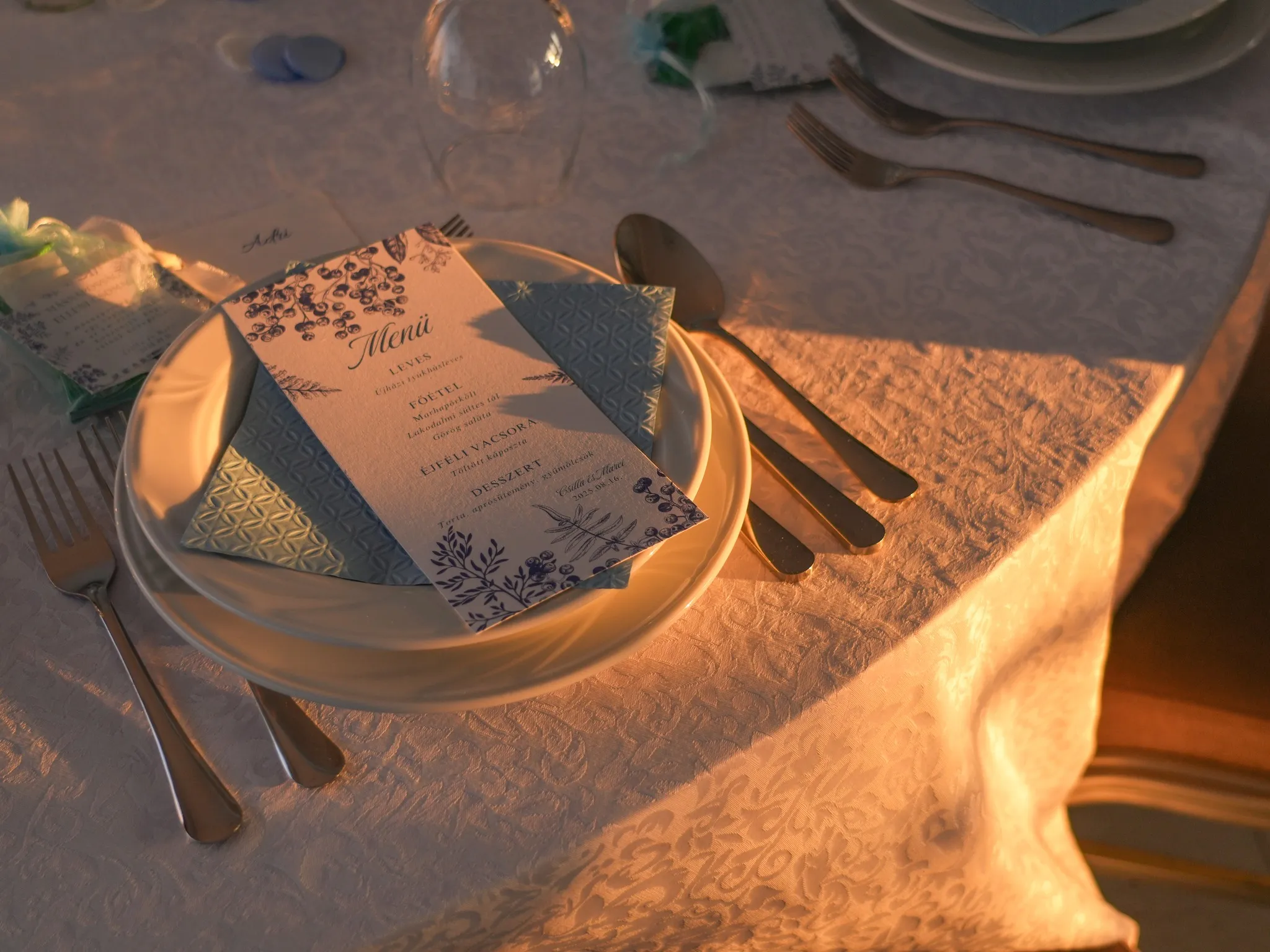 Vadvirág Rendezvényterem – belső tér, ünnepien terítve