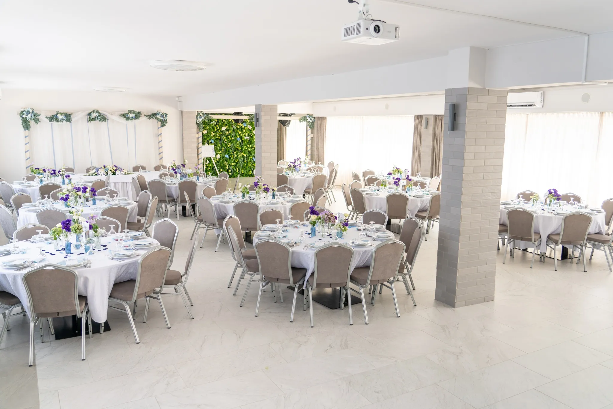 Ünnepi asztal Vadvirág Rendezvényterem